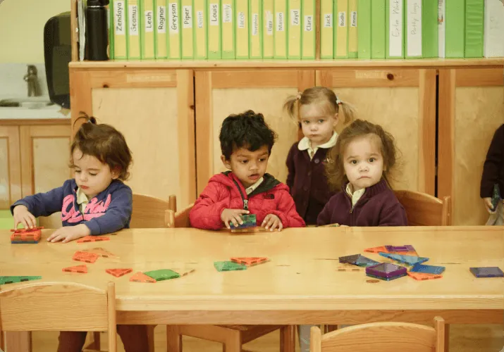 Niños aprendiendo en Palos Verdes Montessori Academy, Palos Verdes Peninsula – foto 4