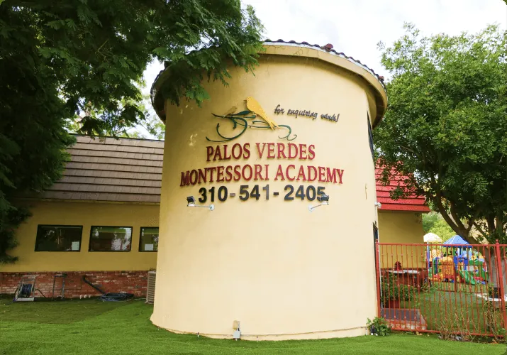 Niño feliz en Palos Verdes Montessori Academy